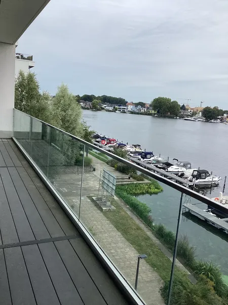 Wohnen mit direktem Wasserblick - schöne 2-Zimmer-Wohnung mit Balkon — photo 1